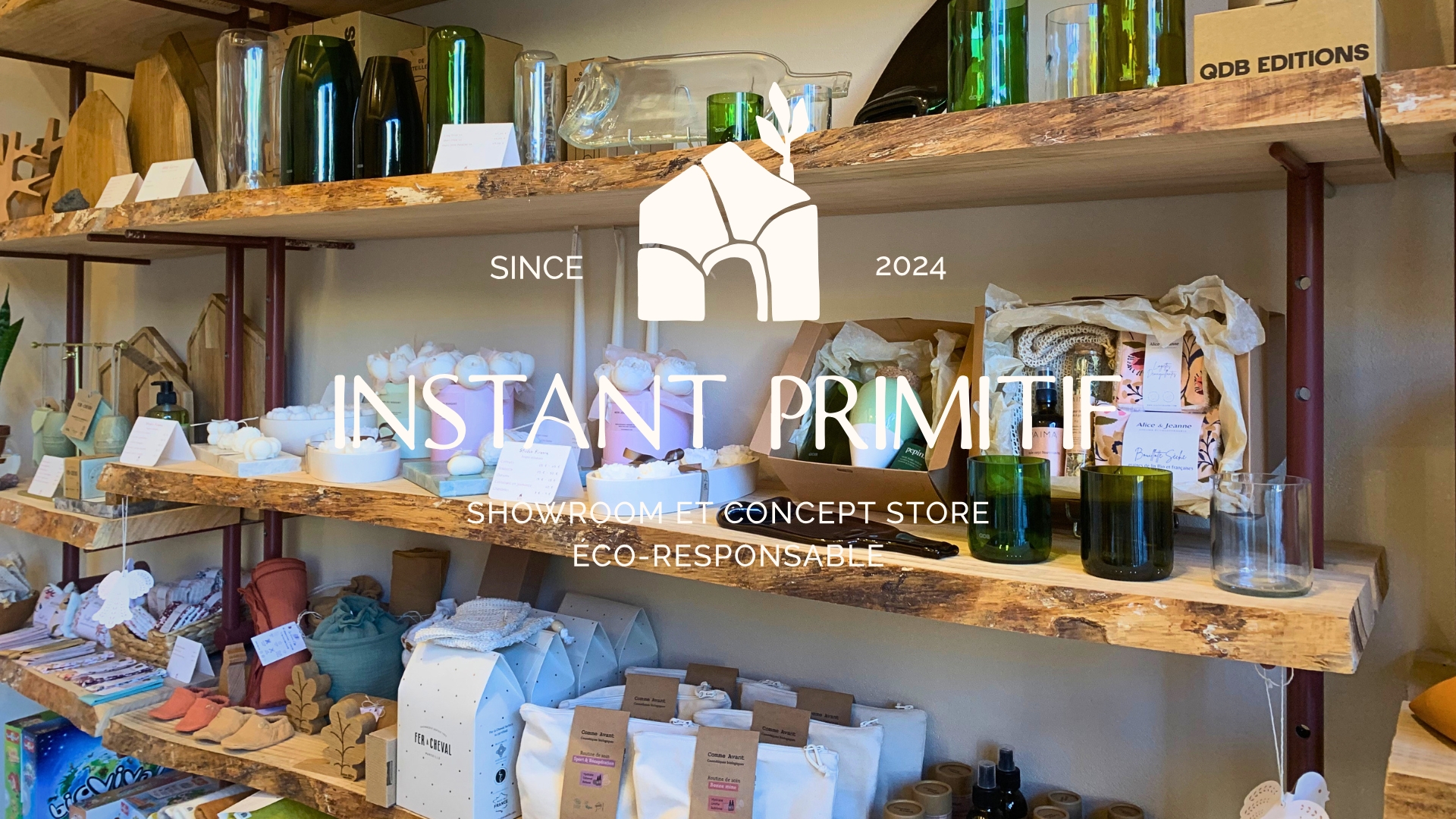 Intérieur du showroom et concept store responsable Instant Primitif à Monaco, étagère de produits d'artisans et créateurs